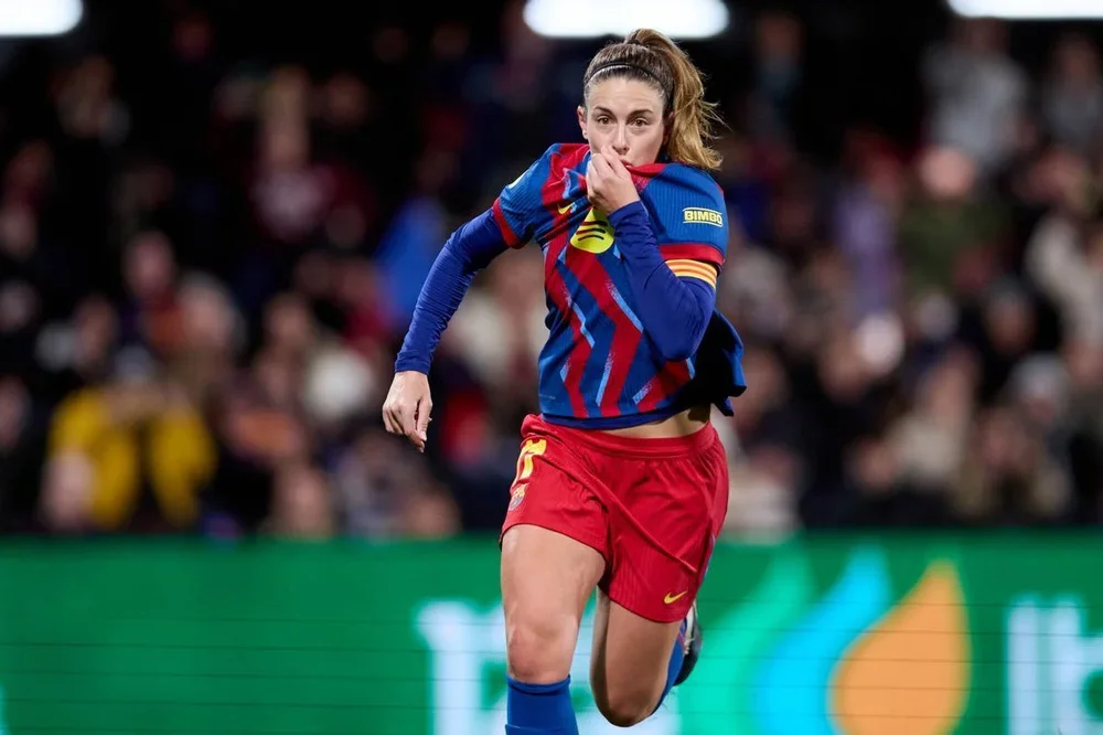 Alexia Putellas se besa el escudo del Barça tras marcar el 2-0 en el Clásico para ganar la Supercopa