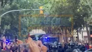 ¡Lo nunca visto! Los aficionados del Barça apedrean por error el autobús de su propio equipo